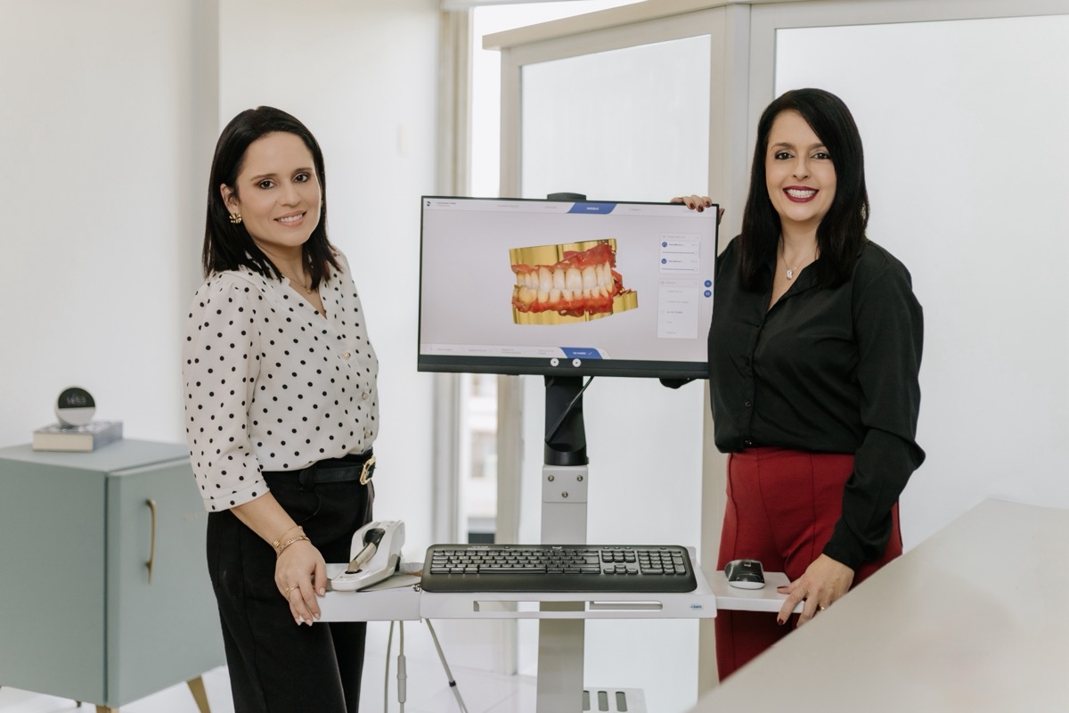 Dra. Letícia e Dra. Patrícia utilizando o scanner intraoral CEREC Omnicam
